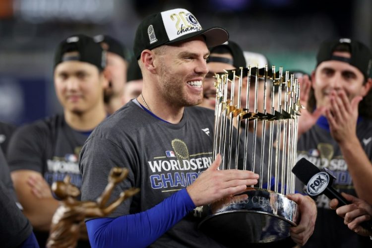 World Series Most Valuable Player Freddie Freeman of the Los Angeles Dodgers celebrates with the trophy after the Dodgers beat the New York Yankees to clinch the Major League Baseball crown. ©AFP