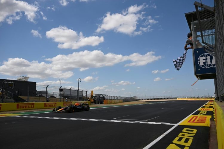 Max Verstappen takes his first chequered flag since June . ©AFP