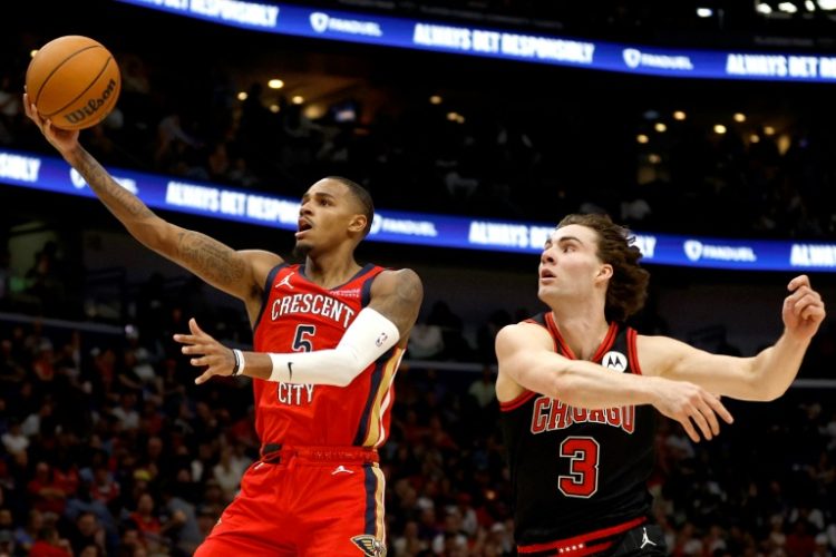 New Orleans guard Dejounte Murray, at left shooting while Chicago's Josh Giddey watches in a season-opening Pelicans victory, is out indefinitely with a broken hand, the NBA club announced. ©AFP