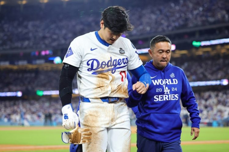 Shohei Ohtani is helped off the field after injuring his shoulder in the Los Angeles Dodgers win over the New York Yankees. ©AFP