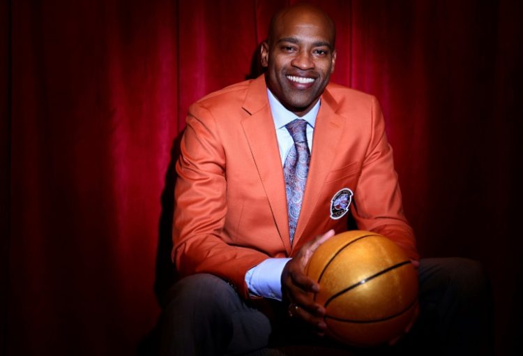 New inductee Vince Carter poses for a photo during Basketball Hall of Fame festivities. ©AFP