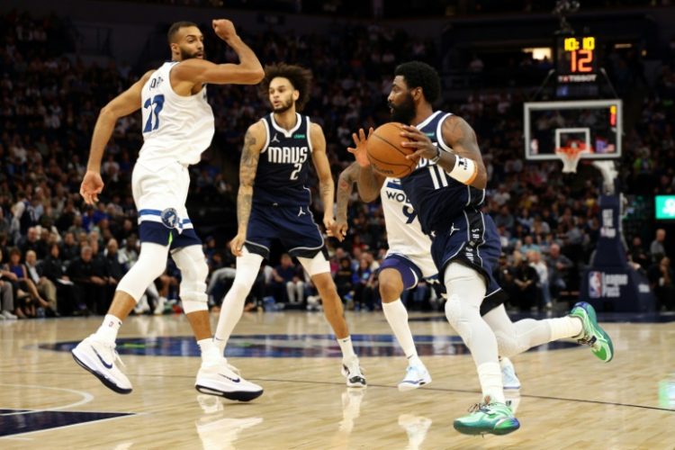 Kyrie Irving drives to the basket in Dallas's road win over the Minnesota Timberwolves. ©AFP