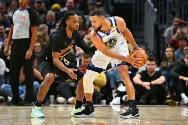 Darius Garland of the Cleveland Cavaliers guards Stephen Curry in the Cavs' NBA victory over the Golden State Warriors. ©AFP