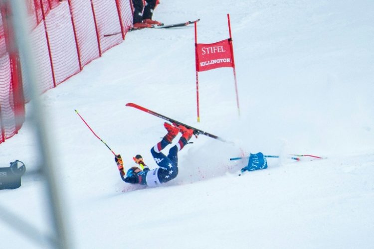 US superstar Mikaela Shiffrin crashes in the alpine World Cup giant slalom at Killington, Vermont. ©AFP