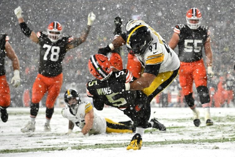 Cleveland quarterback Jameis Winston scrambles over for a touchdown in Thursday's snow-hit upset over Pittsburgh . ©AFP