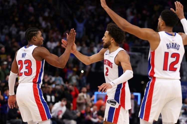 Jaden Ivey and Cade Cunningham of the Detroit Pistons high five during the fourth quarter of their NBA victory over the Los Angeles Lakers. ©AFP