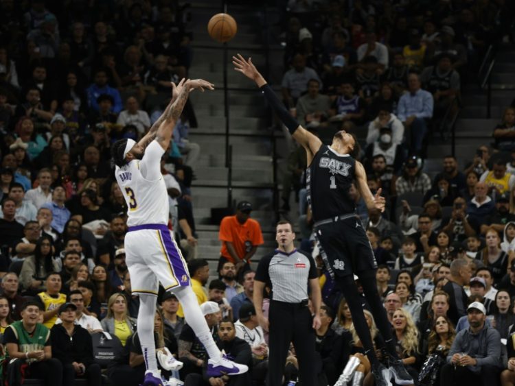 Anthony Davis of the Los Angeles Lakers, left, shoots over San Antonio's Victor Wembanyama in the Lakers' 120-115 victory over the Spurs. ©AFP