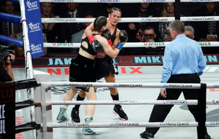 Puerto Rico's Amanda Serrano (right) and Ireland's Katie Taylor grapple during their bruising title fight in Texas. ©AFP