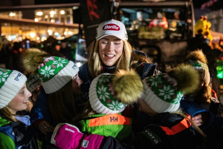 American Mikaela Shiffrin greets members of a junior ski team during the Alpine World Cup stop in Killington, Vermont. ©AFP