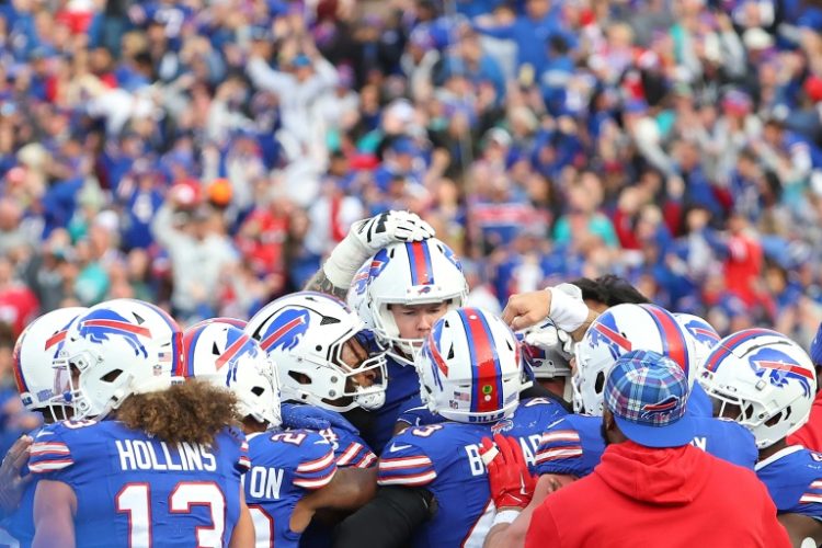 Tyler Bass and Buffalo teammates celebrate his game-winning field goal in the Bills' NFL victory over the Miami Dolphins. ©AFP