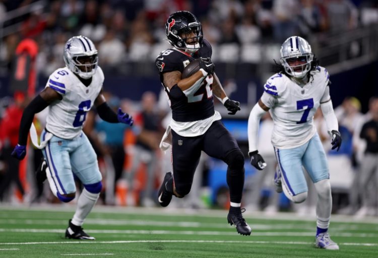 Joe Mixon races in for the first of three touchdowns in the Houston Texans' 34-10 drubbing of the Dallas Cowboys. ©AFP