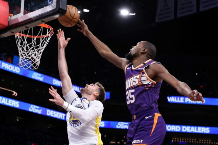 Phoenix's Kevin Durant blocks a layup attempt by Golden State's Pat Spencer in the Suns' NBA home victory over the Warriors. ©AFP