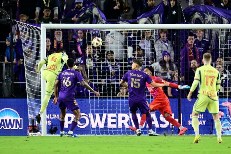 Andres Reyes heads in the winner as the New York Red Bulls beat Orlando City to reach the MLS Cup final.. ©AFP