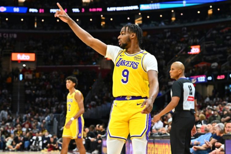 Bronny James, making a signal to an NBA teammate, has been assisgned by the Los Angeles Lakers to their G-League developmental club, the South Bay Lakers. ©AFP