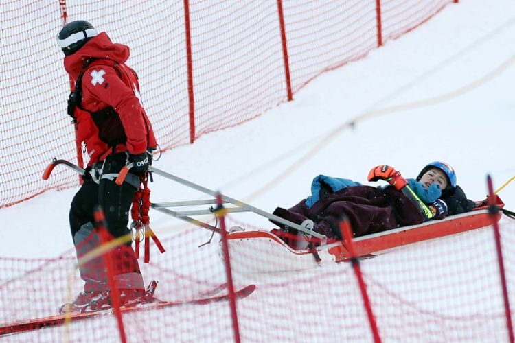 American Mikaela Shiffrin is taken off the course after crashing out of the alpine World Cup giant slalom in Killington, Vermont. ©AFP