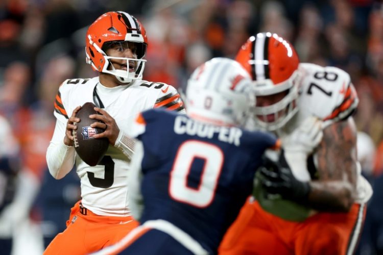 Jameis Winston (left) threw for four touchdowns and nearly 500 passing yards but still finished on the losing team in Cleveland's defeat to Denver. ©AFP