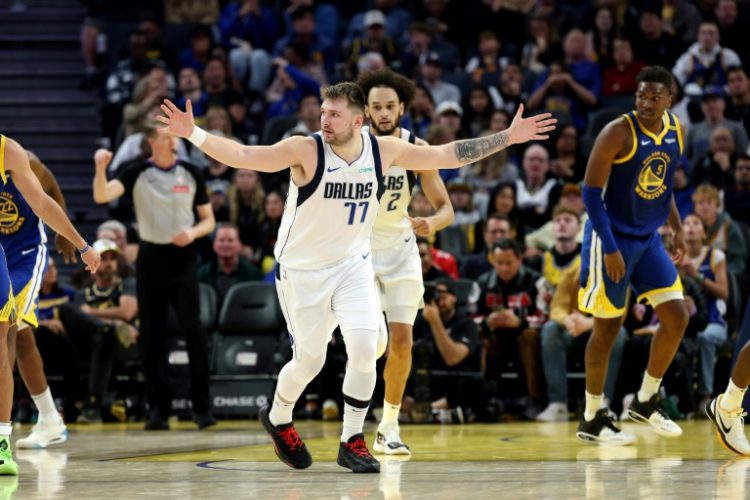 Dallas guard Luka Doncic, who shined with a triple double, reacts after the Mavericks made a basket in an NBA victory at Golden State. ©AFP