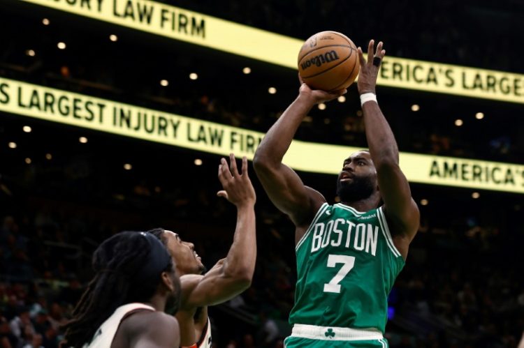 Jaylen Brown of the Boston Celtics, shooting against Detroit, was fined $25,000 by the NBA for making an "inappropriate gesture" during the victory over the Pistons. ©AFP