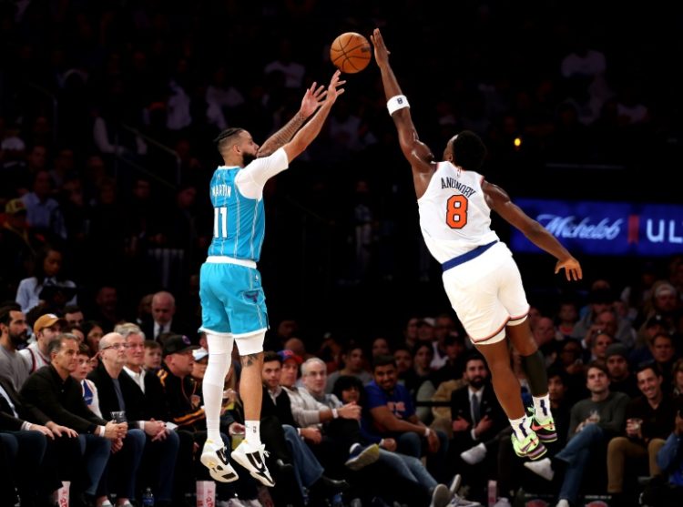 OG Anunoby of the New York Knicks blocks the shot of Cody Martin in the Knicks' NBA victory over the Charlotte Hornets. ©AFP