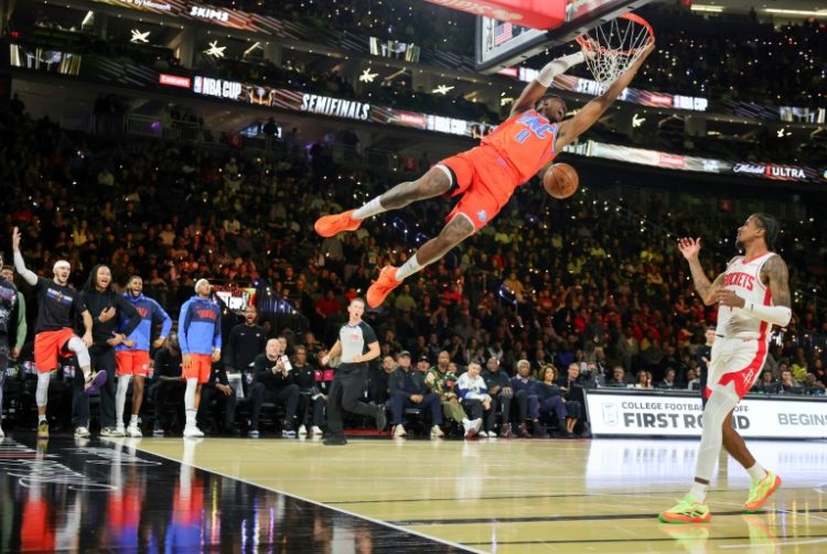 Jalen Williams of the Oklahoma City Thunder dunks over Jalen Green of the Houston Rockets in the Thunder's NBA Cup semi-final victory in Las Vegas. ©AFP