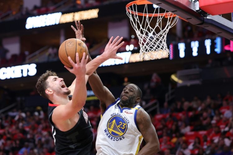 Alperen Sengun of the Houston Rockets shoots against Draymond Green in the Rockets' NBA Cup quarter-final victory over the Golden State Warriors. ©AFP