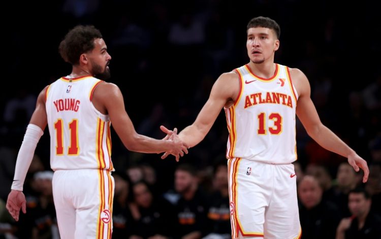 Trae Young and Bogdan Bogdanovic of the Atlanta Hawks react during their NBA Cup quarter-final victory over the New York Knicks. ©AFP