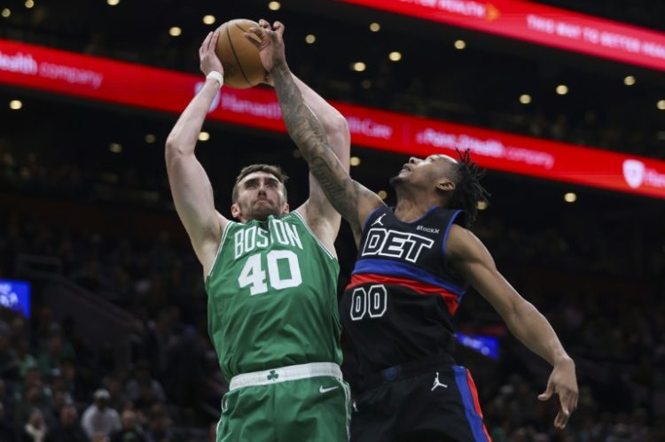 Luke Kornet of the Boston Celtics battles for the ball with Ronald Holland II of Detroit in the Celtics' NBA victory over the Pistons. ©AFP